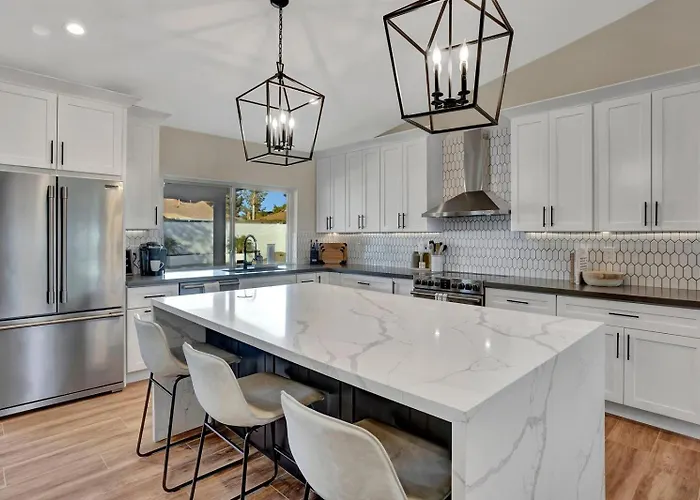 Slice Of Paradise, Remodel W Free Heated Pool Holiday home *