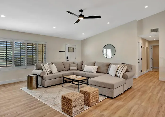 Slice Of Paradise, Remodel W Free Heated Pool Holiday home *