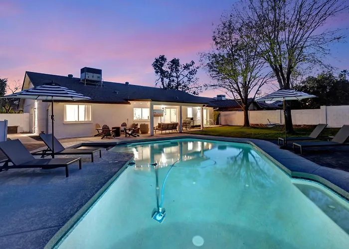 Slice Of Paradise, Remodel W Free Heated Pool Holiday home