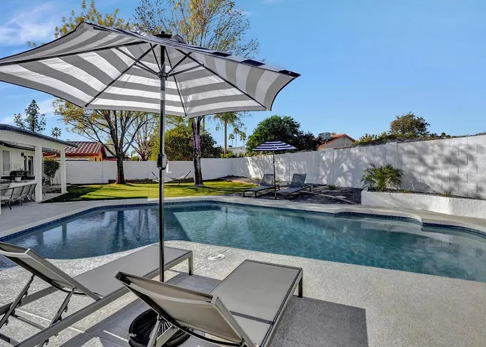 Slice Of Paradise, Remodel W Free Heated Pool Holiday home *