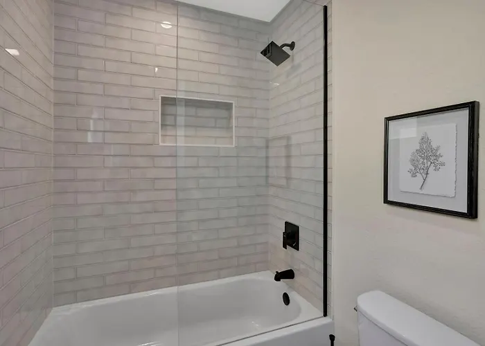 Slice Of Paradise, Remodel W Free Heated Pool Holiday home *
