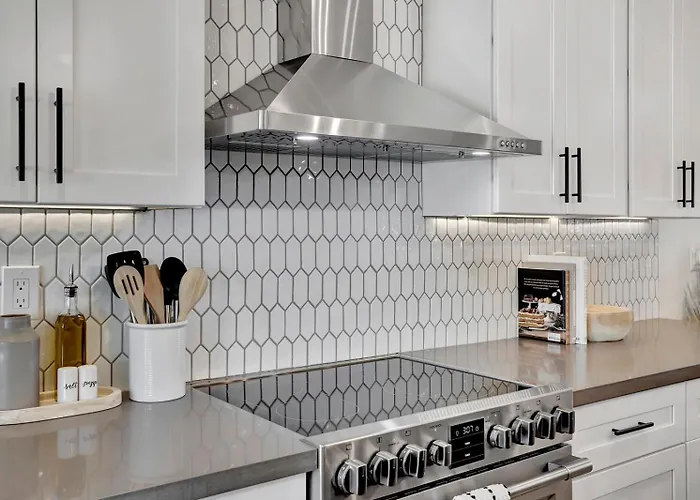 Slice Of Paradise, Remodel W Free Heated Pool Holiday home *