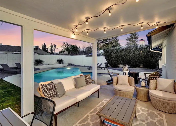 Slice Of Paradise, Remodel W Free Heated Pool Holiday home *
