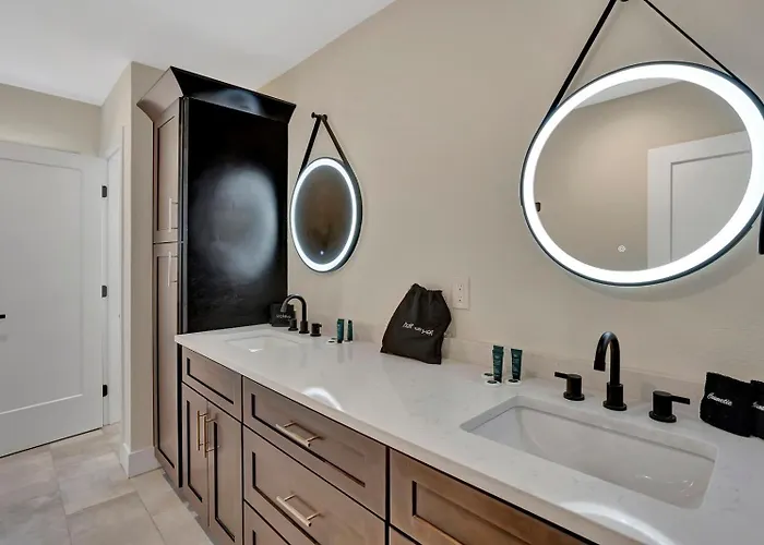 Slice Of Paradise, Remodel W Free Heated Pool Holiday home